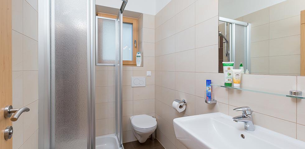 Ferienwohnung 2 - Dusche mit WC, Bidet und Föhn