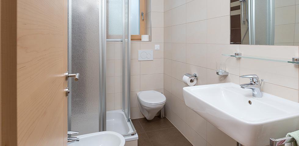 Appartamento 2 - Doccia con WC, bidet e asciugacapelli