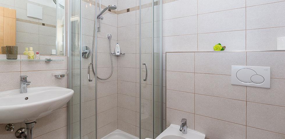 Appartamento 5 - Doccia con WC, bidet e asciugacapelli