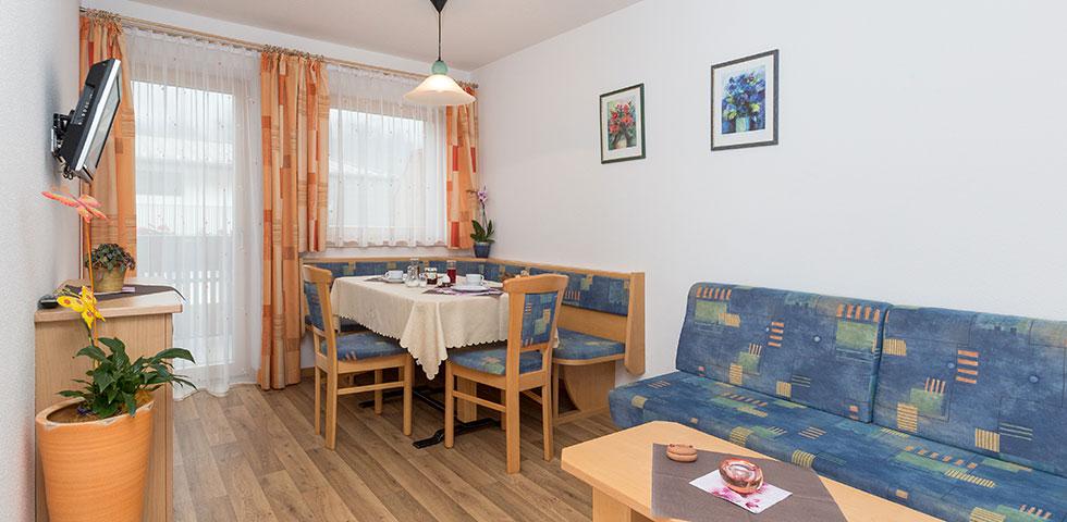 Ferienwohnung 5 - Wohnzimmer mit Essecke