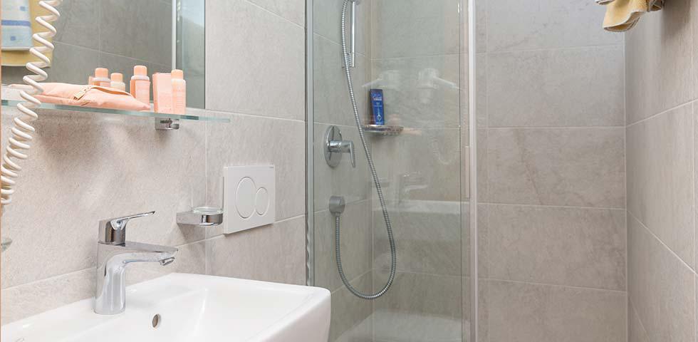 Apartment 5 - Bathroom with shower, toilet and hair dryer