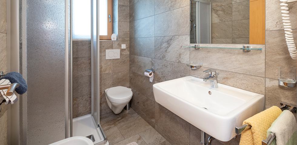 Ferienwohnung 2 - Dusche mit WC, Bidet und Föhn