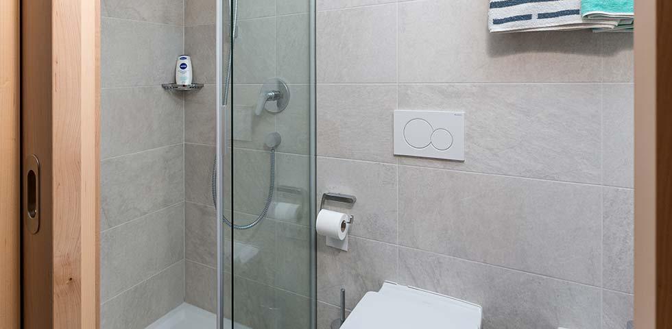 Apartment 6 - Bathroom with shower