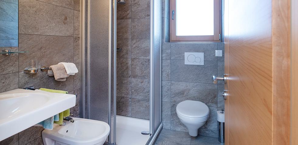 Ferienwohnung 3 - Dusche mit WC, Bidet und Föhn