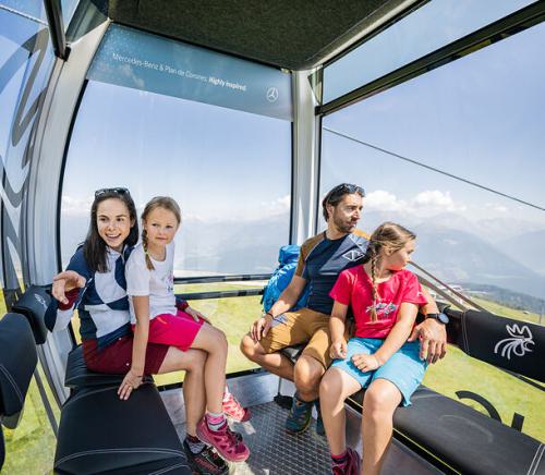 Familie in der Gondel der Seilbahn Kronplatz